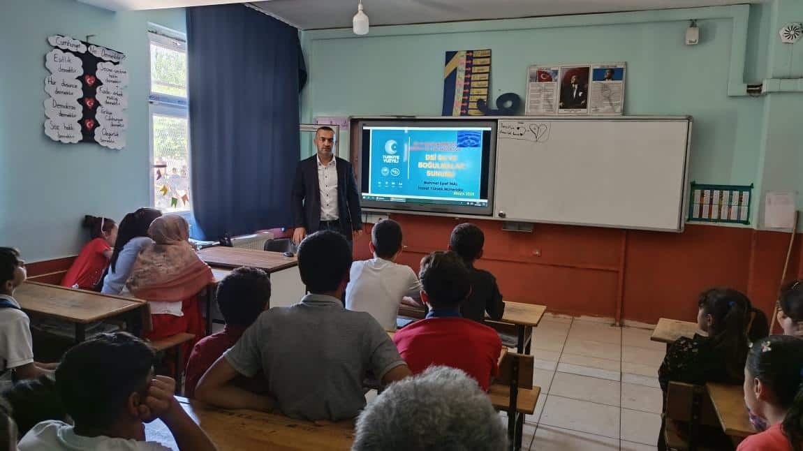 DSİ yetkililerince okulumuzda suyun önemi, su tasarrufu, su kirliliği ve boğulma ile ilgili seminer düzenlenmiştir.